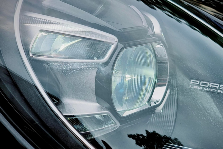 Chưa hết, chiếc Porsche 911 Turbo này còn sở hữu hệ thống đèn pha, gói Sports Exhaust System với chụp ống xả sơn đen, nội thất khâu chỉ vàng và gói Sport Design - tổng giá trị những món "đồ chơi" này là gần 1 tỷ đồng.