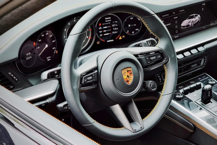 Ở bên trong, 911 Turbo 992 được trang bị tiêu chuẩn với nhiều tính năng hiện đại, cao cấp như hệ thống màn hình giải trí kích thước 10,9 inch, màn hình công-tơ-mét dạng LCD, ghế da cao cấp chỉnh điện 18 hướng, ốp trang trí carbon...