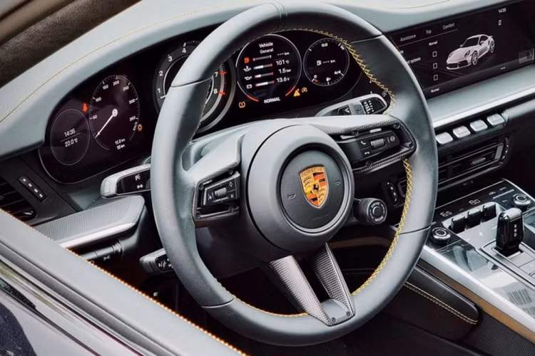 Ở bên trong, 911 Turbo 992 được trang bị tiêu chuẩn với nhiều tính năng hiện đại, cao cấp như hệ thống màn hình giải trí kích thước 10,9 inch, màn hình công-tơ-mét dạng LCD, ghế da cao cấp chỉnh điện 18 hướng, ốp trang trí carbon...