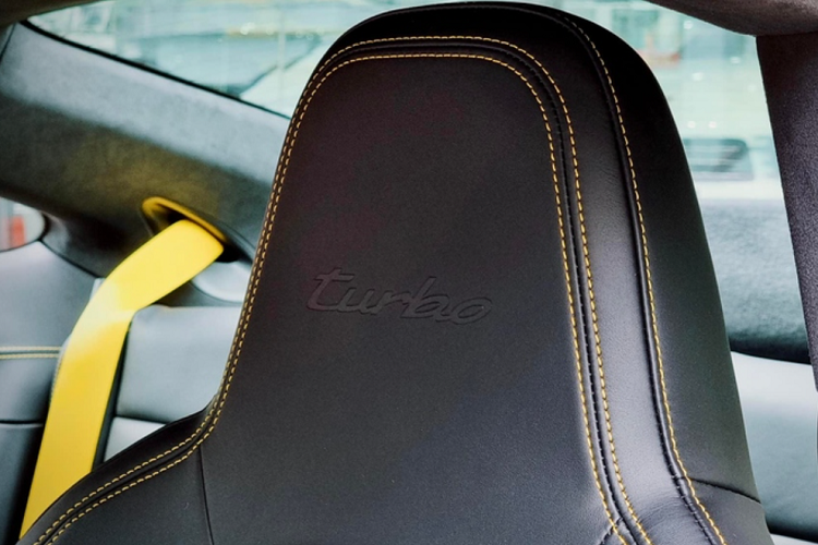 Chiếc xe thể thao của ông Đặng Lê Nguyên Vũ được hoàn thiện nội thất trong tông màu đen huyền bí, kết hợp một số điểm nhấn màu vàng như dây đai an toàn màu vàng, bảng đồng đặt nổi trên táp-lô và những đường chỉ khâu tinh xảo, tựa đầu ghế ngồi cũng có logo Turbo để tăng thêm sự nhận diện.