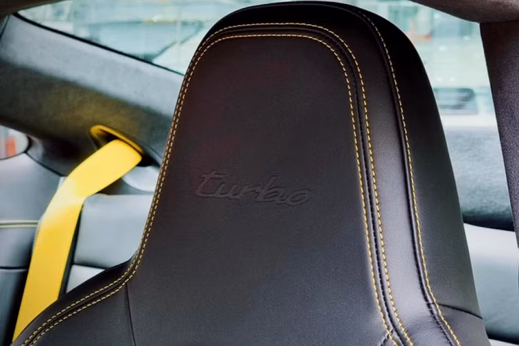 Chiếc xe thể thao của ông Đặng Lê Nguyên Vũ được hoàn thiện nội thất trong tông màu đen huyền bí, kết hợp một số điểm nhấn màu vàng như dây đai an toàn màu vàng, bảng đồng đặt nổi trên táp-lô và những đường chỉ khâu tinh xảo, tựa đầu ghế ngồi cũng có logo Turbo để tăng thêm sự nhận diện.