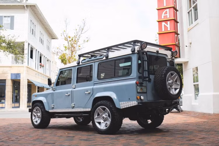 Ngoài động cơ Tesla trên Land Rover Defender, chiếc xe vẫn giữ lại hệ thống phanh và trục truyền động cùng lớp sơn ngoại thất màu xám Cool Khaki Grey nguyên bản.