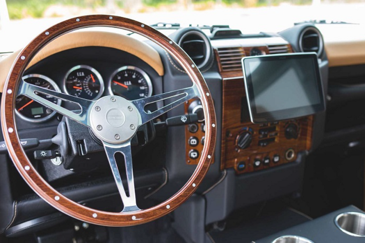 ECD Automotive Design đã loại bỏ hoàn toàn hệ truyền động nguyên bản của chiếc xe, thay vào đó là một mô-tơ điện Tesla cho công suất 450 mã lực cùng một bộ pin 100 kWh tích hợp ở sàn xe.