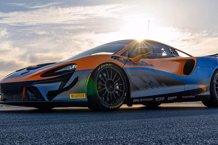 Hệ thống treo và hệ thống phanh cũng được tinh chỉnh lại nhằm mang đến hiệu quả vận hành tốt hơn. Artura GT4 cũng được bổ trợ hệ thống chống bó cứng phanh ABS thể thao, chức năng kiểm soát độ bám có thể tùy chỉnh được cùng nhiều tùy chọn an toàn khác.