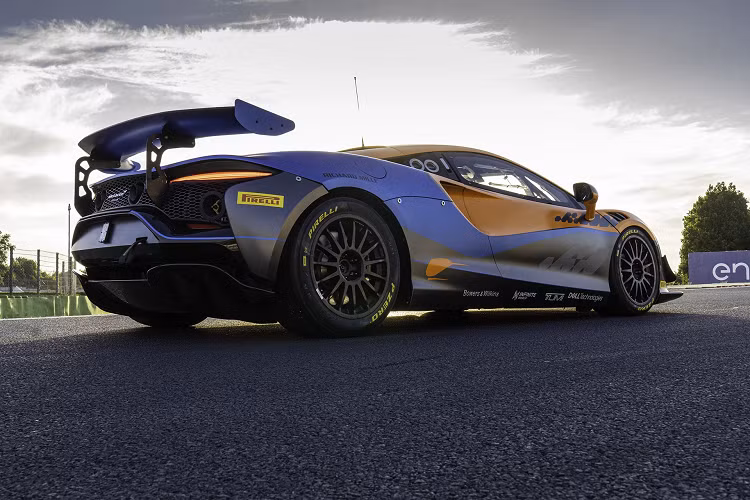 Cụ thể, McLaren Artura GT4 2023 mới được trang bị động cơ V6 twin-turbo, kết hợp cùng bộ xử lý trung tâm Bosch Motorsport ECU. Sức mạnh được truyền đến cầu sau thông qua hộp số 7 cấp với tỷ số truyền ngắn hơn "đàn anh" 570S GT4.