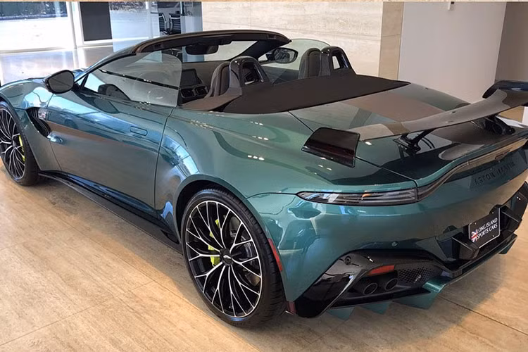 Phần đuôi xe đã được hãng Aston Martin tập trung vào những cái tiến ở khuếch tán sau cho xe Vantage F1 Edition và đặt thêm 1 cánh gió đuôi cố định cỡ lớn bằng carbon. Cuối cùng là phần mui xe chỉ có duy nhất 1 sự lựa chọn là carbon bóng.