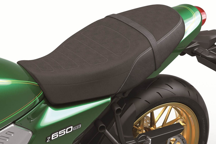 Ngay phía trên là cụm đồng hồ đôi với thiết kế cổ điển, bao gôm gồm hai mặt đồng hồ analog hiển thị vận tốc và vòng tua máy, trong khi màn hình kỹ thuật số chính giữa sẽ thể hiện cấp số, lượng xăng, nhiệt độ máy và thời gian.