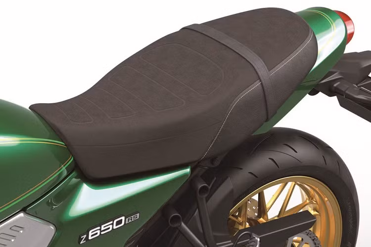 Ngay phía trên là cụm đồng hồ đôi với thiết kế cổ điển, bao gôm gồm hai mặt đồng hồ analog hiển thị vận tốc và vòng tua máy, trong khi màn hình kỹ thuật số chính giữa sẽ thể hiện cấp số, lượng xăng, nhiệt độ máy và thời gian.