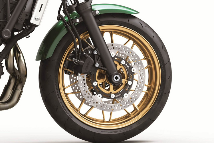 Cụ thể, trái tim của xe là khối động cơ xylanh đôi, dung tích 649cc, làm mát bằng dung dịch, nhưng đã được hiệu chỉnh lại, sản sinh công suất 68 mã lực tại tua máy 8.000 vòng/phút và mômen xoắn cực đại 64 Nm tại tua máy 6.700 vòng/phút.