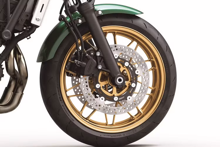 Cụ thể, trái tim của xe là khối động cơ xylanh đôi, dung tích 649cc, làm mát bằng dung dịch, nhưng đã được hiệu chỉnh lại, sản sinh công suất 68 mã lực tại tua máy 8.000 vòng/phút và mômen xoắn cực đại 64 Nm tại tua máy 6.700 vòng/phút.