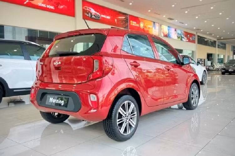 Những mẫu Kia Morning MT 2022 về Việt Nam cũng đã có mặt tại đại lý của KIA THACO. Hiện tại, thông số kỹ thuật của xe vẫn chưa được công bố. Chỉ biết rằng, Morning MT 2022 được trang bị động cơ 1.25L, cho công suất 83 mã lực và mô-men xoắn 120 Nm, kết hợp với hệ dẫn động cầu trước và hộp số sàn 5 cấp.