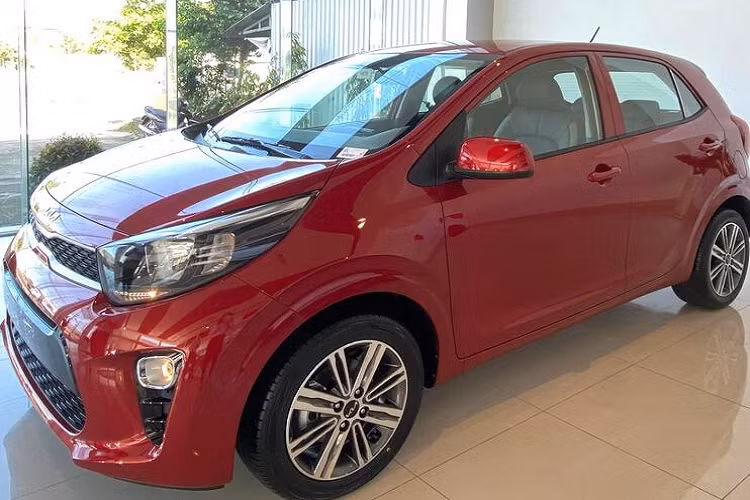 Tại Việt Nam, đối thủ của Kia Morning hiện tại chỉ còn Hyundai Grand i10, do các dòng như Toyota Wigo, Honda Brio và VinFast Fadil đều đã rời bỏ thị trường.