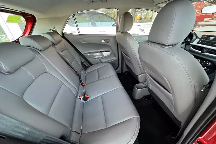 Bên cạnh các phiên bản Kia Morning đời mới, Kia Việt Nam vẫn bán song song cả mẫu cũ. Giá xe Kia Morning đời cũ chỉ dao động từ 304 triệu - 383 triệu đồng và được lắp ráp trong nước. Việc đưa thêm về phiên bản mới, kèm với đó là giá bán khởi điểm hấp dẫn có thể giúp Morning lấy lại vị thế trong phân khúc.