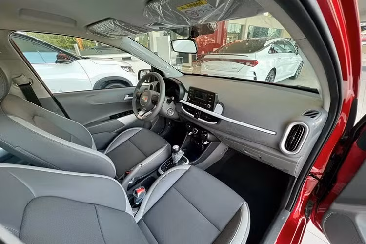 Phía bên trong, Morning 2022 sở hữu vô lăng thông thường không bọc da, các phím chức năng cũng đã bị lược bỏ. Xe không có màn hình cảm ứng giải trí, thay vào đó là cụm đồng hồ có màn hình đa thông tin ở chính giữa…