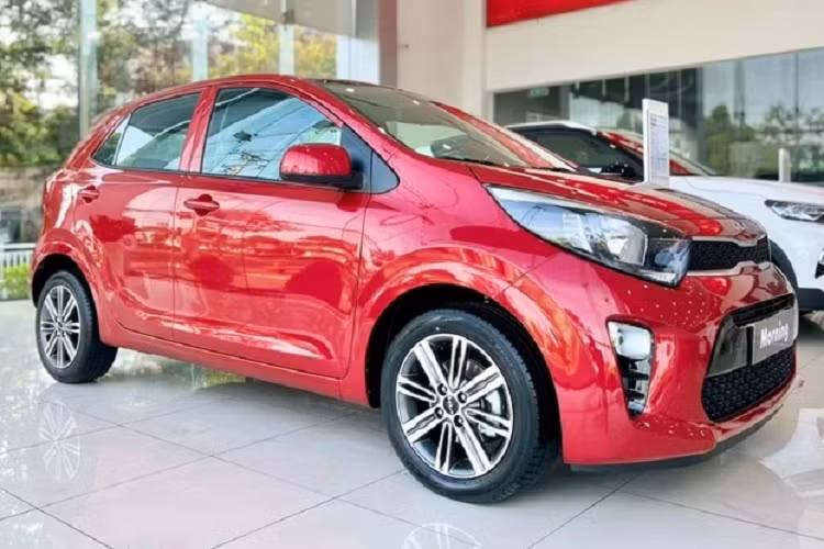 Với phiên bản MT có giá dễ chịu hơn, hãng xe Hàn kỳ vọng sẽ cải thiện doanh số mẫu xe đô thị cỡ nhỏ. Kia Morning 2022 mới đã được giới thiệu tại Việt Nam với 4 bản cao cấp là AT, AT Premium, X-Line và GT-Line cùng mức giá lần lượt là 379 triệu, 409 triệu và 439 triệu đồng.