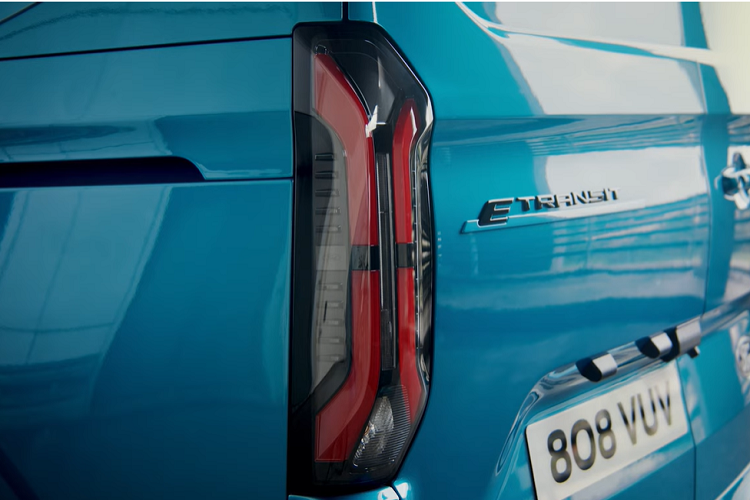 Nằm hai bên lưới tản nhiệt là cụm đèn pha LED thanh mảnh mới, được bao quanh bằng dải đèn LED định vị ban ngày. Trong đó, dải đèn LED định vị ban ngày bên trên nối liền với nhau và vắt ngang đầu xe.