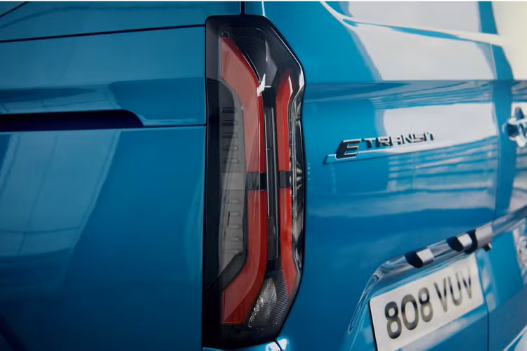 Nằm hai bên lưới tản nhiệt là cụm đèn pha LED thanh mảnh mới, được bao quanh bằng dải đèn LED định vị ban ngày. Trong đó, dải đèn LED định vị ban ngày bên trên nối liền với nhau và vắt ngang đầu xe.