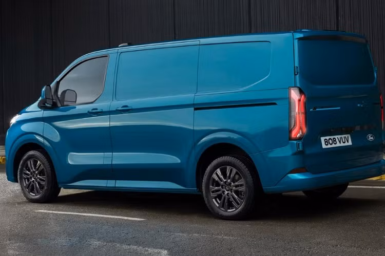 Đúng như tên gọi, đây chính là phiên bản thuần điện của mẫu xe thương mại Ford Transit Custom. Hãng xe Mỹ gọi Ford E-Transit Custom chạy điện là "hậu duệ thuần điện của mẫu xe van bán chạy nhất tại châu Âu".