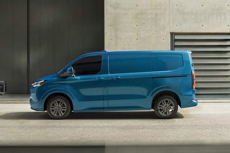 Đáng tiếc là hình ảnh nội thất và giá xe Ford E-Transit Custom 2023 chưa được công bố. Tuy nhiên, tạp chí Autocar cho biết đây sẽ là mẫu xe tiếp theo của Ford được trang bị hệ thống thông tin giải trí SYNC 4 với màn hình trung tâm 12 inch. Dự kiến, phải đến năm sau, Ford E-Transit Custom 2023 mới chính thức được bán ra thị trường. Đây đồng thời là 1 trong 5 mẫu xe điện mà thương hiệu Ford Pro sẽ tung ra thị trường châu Âu từ nay đến năm 2024.