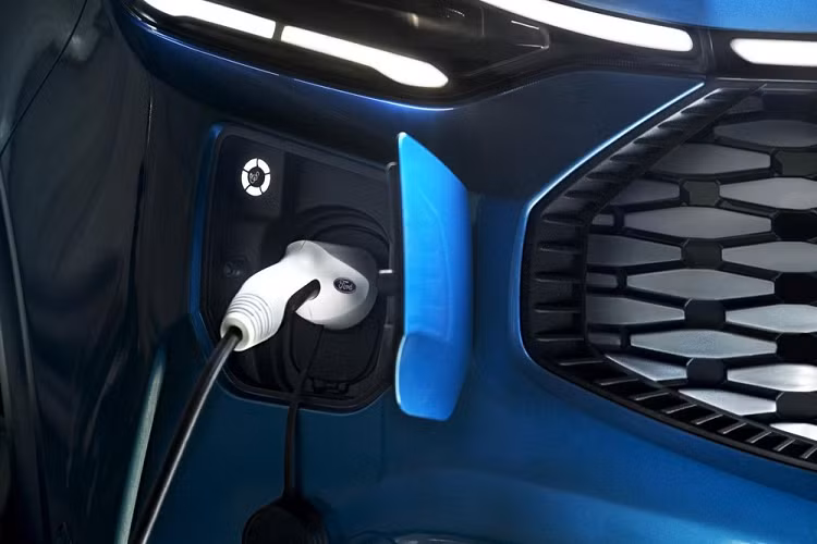 Tạp chí Autocar cho biết, thương hiệu Ford Pro dự định bán E-Transit Custom 2023 ra thị trường châu Âu với 2 loại mô-tơ điện khác nhau, có công suất tối đa 181 mã lực và 265 mã lực. Như vậy, mẫu xe này sẽ dùng mô-tơ điện tương tự người anh em Ford E-Transit. Mô-tơ điện của Ford E-Transit Custom 2023 sẽ được đặt ở cầu sau, tạo ra mô-men xoắn cực đại 431 Nm. Nhờ đó, xe có thể tăng tốc từ 0-100 km/h trong thời gian chưa đến 7 giây và đạt vận tốc tối đa xấp xỉ 137 km/h.