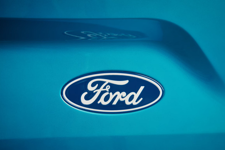 Ngoài hệ truyền động, tân binh của hãng Ford còn sở hữu một số thay đổi trong thiết kế ngoại thất so với Transit Custom dùng động cơ đốt trong. Sự thay đổi này được thể hiện rõ nhất ở đầu xe với lưới tản nhiệt hình lục giác khá lớn. Bên trong lưới tản nhiệt là những mắt lưới hình lục giác mạ crôm sáng bóng.