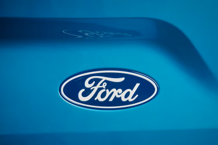 Ngoài hệ truyền động, tân binh của hãng Ford còn sở hữu một số thay đổi trong thiết kế ngoại thất so với Transit Custom dùng động cơ đốt trong. Sự thay đổi này được thể hiện rõ nhất ở đầu xe với lưới tản nhiệt hình lục giác khá lớn. Bên trong lưới tản nhiệt là những mắt lưới hình lục giác mạ crôm sáng bóng.