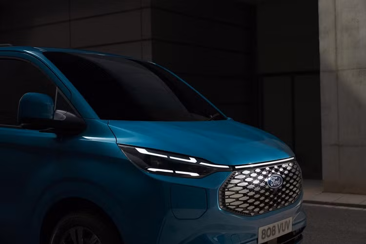 Thông tin về pin của Ford E-Transit Custom 2023 cũng được giữ kín. Trong khi đó, Ford E-Transit sử dụng cụm pin có dung lượng 68 kWh. Theo hãng Ford, E-Transit Custom 2023 sẽ hỗ trợ hệ thống sạc nhanh DC tương tự E-Transit. Bên cạnh đó là công nghệ ProPower Onboard để cung cấp điện cho các thiết bị gia dụng hoặc dụng cụ khi cần, tương tự Ford F-150 Lightning.