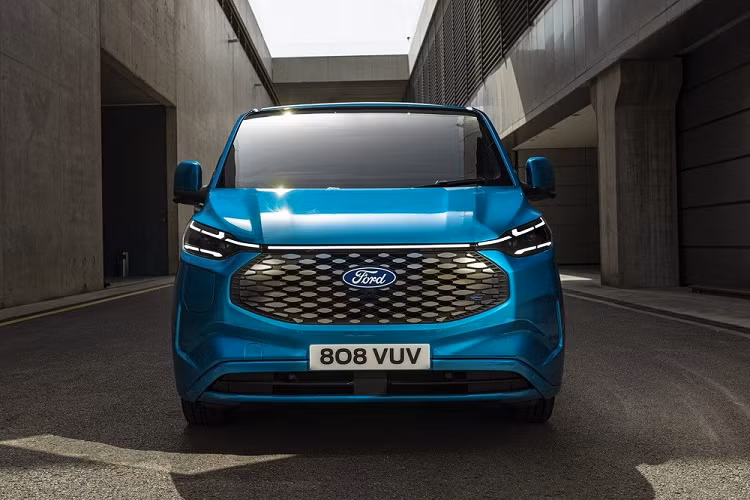 E-Transit Custom không phải là mẫu xe van thuần điện đầu tiên của thương hiệu Ford. Trước đó, hãng đã có mẫu xe tương tự là E-Transit. So với đàn anh E-Transit, Ford E-Transit Custom 2023 sở hữu kích thước nhỏ hơn và được định vị thấp hơn. Hiện hãng Ford chưa công bố thông tin cụ thể về hệ truyền động của E-Transit Custom 2023. Chỉ biết rằng, mẫu xe van thuần điện này có thể chạy được 380 km sau khi sạc đầy pin.