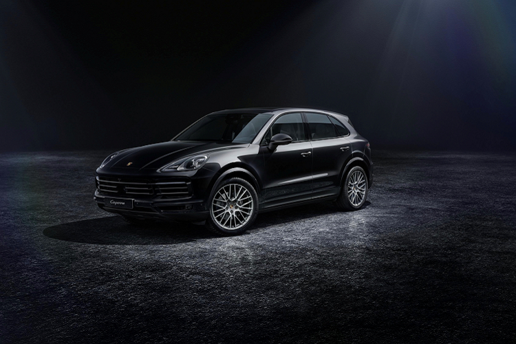 So với mức giá bán phiên bản Porsche Cayenne 2022 mới có thêm gói tùy chọn Platinum Edition sẽ cao hơn 10.000 USD (khoảng 227 triệu đồng). Với chênh lệch trên, gói Platinum Edition bao gồm những gì?