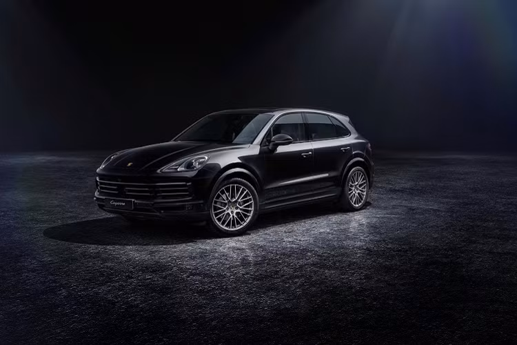So với mức giá bán phiên bản Porsche Cayenne 2022 mới có thêm gói tùy chọn Platinum Edition sẽ cao hơn 10.000 USD (khoảng 227 triệu đồng). Với chênh lệch trên, gói Platinum Edition bao gồm những gì?