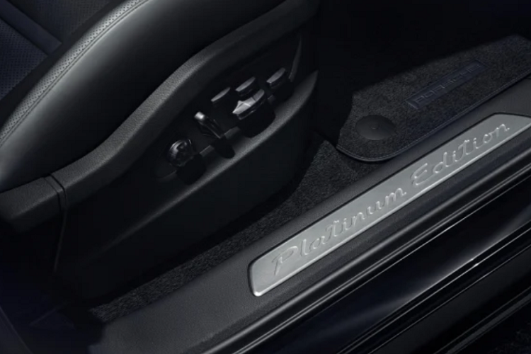 Ngoài ra, tất cả khách hàng mua Cayenne Platinum Edition đều có thể cá nhân hóa chiếc xe theo ý thích theo chương trình Porsche Manufaktur.