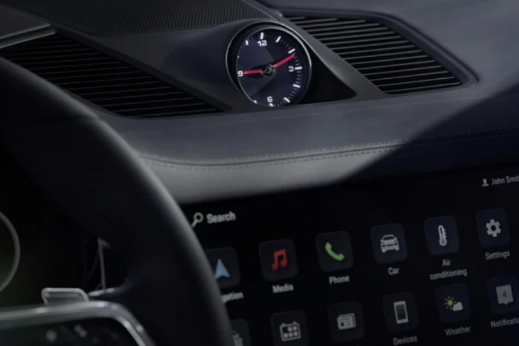 Các phiên bản Porsche Cayenne Platinum Edition sẽ có 2 màu sơn đen và trắng tuyền, cùng một số màu sơn ánh kim như Đen, Trắng, Nâu gụ, Xanh đậm. Ngoài ra, khách hàng còn có tùy chọn màu sơn đặc biệt Chalk, hay còn gọi là màu xám xi măng.