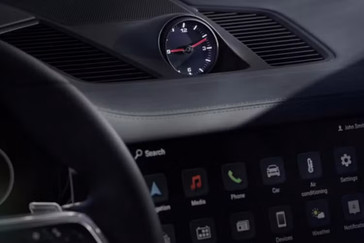 Các phiên bản Porsche Cayenne Platinum Edition sẽ có 2 màu sơn đen và trắng tuyền, cùng một số màu sơn ánh kim như Đen, Trắng, Nâu gụ, Xanh đậm. Ngoài ra, khách hàng còn có tùy chọn màu sơn đặc biệt Chalk, hay còn gọi là màu xám xi măng.