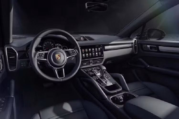 Đầu tiên là một số chi tiết ngoại thất sẽ được sơn màu Satin Platimum độc quyền. Ví dụ như các chi tiết hốc gió tản nhiệt phía cản trước, logo Porsche dạng chữ phía sau, logo các phiên bản…