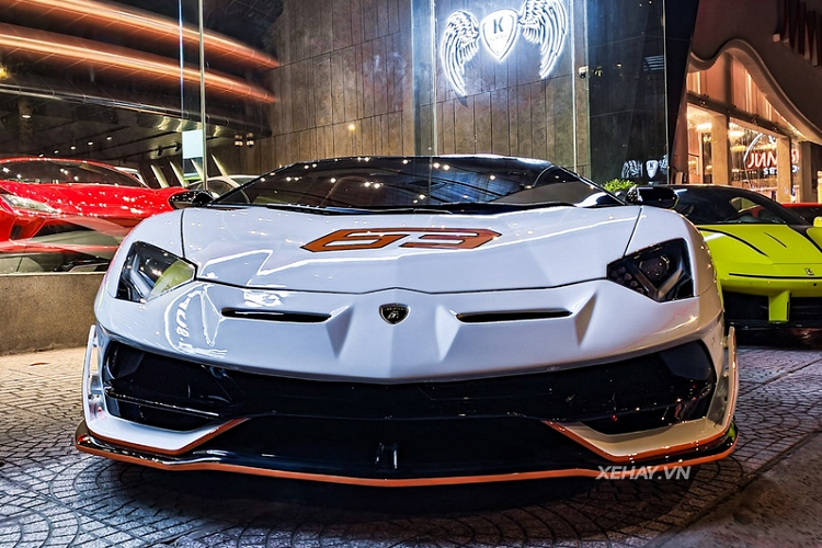 Trong khi đó, nắp khoang động cơ lại giống trên bản SVJ Coupe và bộ mâm nguyên bản được thay bằng la-zăng đa chấu của bản SV, sơn đen, có kẹp phanh màu cam tương phản ấn tượng.