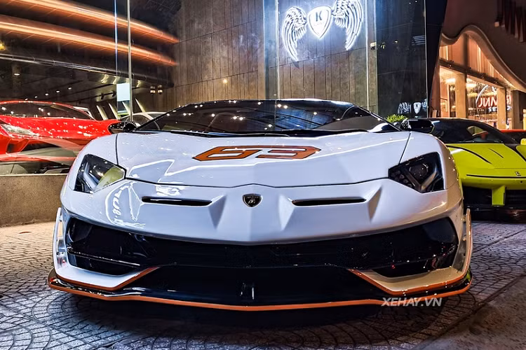 Trong khi đó, nắp khoang động cơ lại giống trên bản SVJ Coupe và bộ mâm nguyên bản được thay bằng la-zăng đa chấu của bản SV, sơn đen, có kẹp phanh màu cam tương phản ấn tượng.