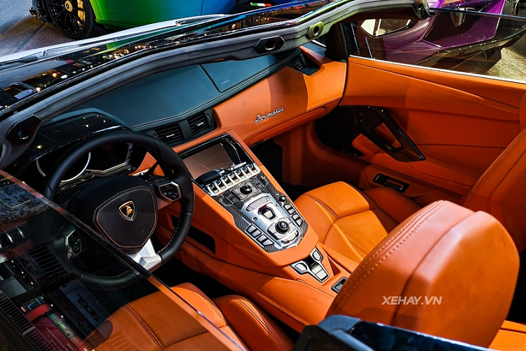 Về truyền động, Lamborghini Aventador LP700-4 Roadster độ bodykit bản SVJ vẫn dùng động cơ V12, dung tích 6.5 lít, sản sinh công suất tối đa 690 mã lực và mô-men xoắn cực đại 690 Nm, kết hợp hộp số tự động 7 cấp ISR và hệ dẫn động 4 bánh, giúp siêu xe mui trần chỉ mất khoảng 2,9 giây để tăng tốc từ 0 - 100 km/h trước khi đạt vận tốc tối đa 350 km/h.