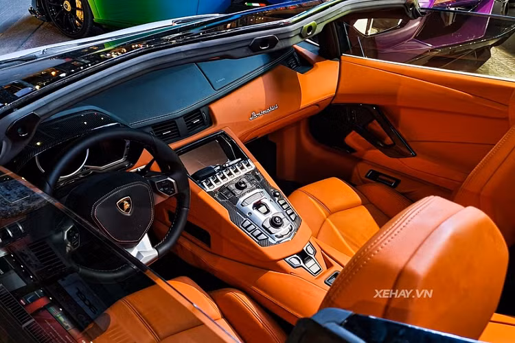 Về truyền động, Lamborghini Aventador LP700-4 Roadster độ bodykit bản SVJ vẫn dùng động cơ V12, dung tích 6.5 lít, sản sinh công suất tối đa 690 mã lực và mô-men xoắn cực đại 690 Nm, kết hợp hộp số tự động 7 cấp ISR và hệ dẫn động 4 bánh, giúp siêu xe mui trần chỉ mất khoảng 2,9 giây để tăng tốc từ 0 - 100 km/h trước khi đạt vận tốc tối đa 350 km/h.