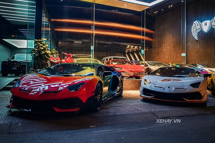 Là "hàng tự thiết kế" của thợ Việt, Lamborghini Aventador LP700-4 Roadster độ SVJ bao gồm cản va trước hầm hố, lưới tản nhiệt ấn tượng hơn, hốc gió bên hông mở rộng, khuếch tán gió mới, hốc gió dưới đèn hậu LED cũng làm giống với SVJ Roadster và cánh gió đuôi mạnh mẽ.