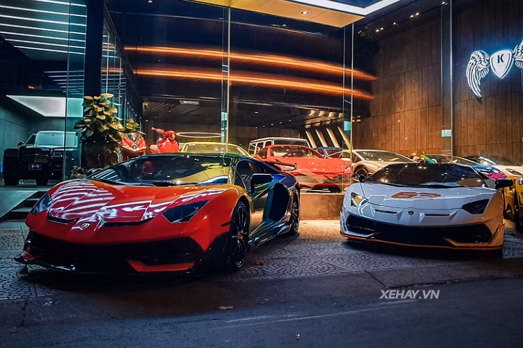 Là "hàng tự thiết kế" của thợ Việt, Lamborghini Aventador LP700-4 Roadster độ SVJ bao gồm cản va trước hầm hố, lưới tản nhiệt ấn tượng hơn, hốc gió bên hông mở rộng, khuếch tán gió mới, hốc gió dưới đèn hậu LED cũng làm giống với SVJ Roadster và cánh gió đuôi mạnh mẽ.