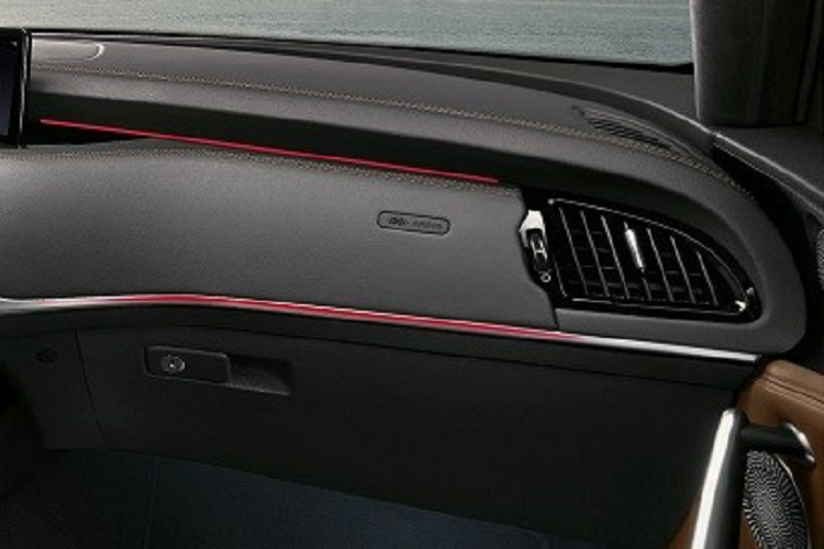 Tại thị trường nội địa Hàn Quốc, Kia Stinger Tribute Edition chỉ được phân phối với số lượng đúng 200 chiếc và giá bán dao động từ 48,25 - 56,5 triệu Won (khoảng 893 triệu đến 1,04 tỷ đồng). Dây chuyền sản xuất Kia Stinger sẽ được chuyển sang để lắp ráp Carnival Hybrid mới.