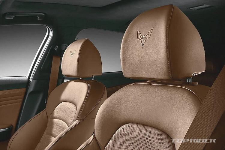 Vô lăng, mặt táp-lô và bệ tì tay trung tâm lại được bọc da màu đen. Chưa hết, Kia Stinger Tribute Edition còn có những chi tiết ốp kim loại như vô lăng, mặt táp-lô, phím cơ học, viền cửa gió điều hòa, tay nắm cửa và bệ tì tay trên tapi cửa, tạo cảm giác cao cấp cho xe.