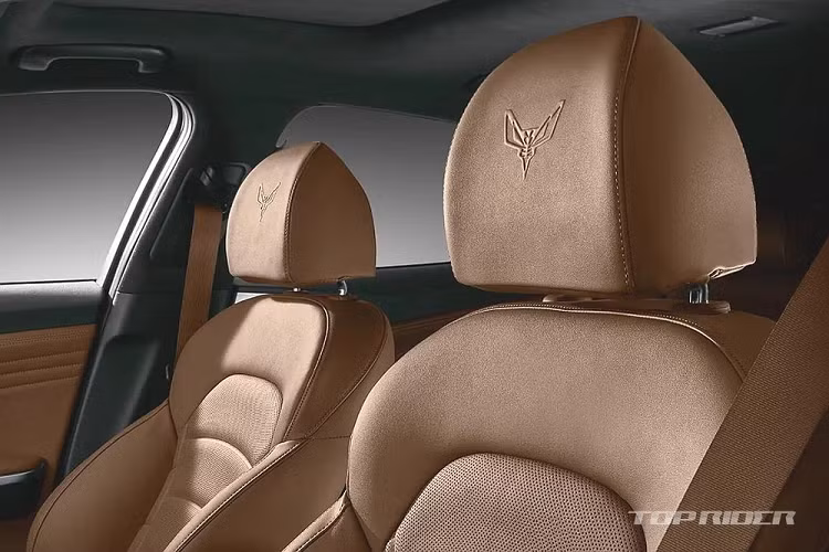 Vô lăng, mặt táp-lô và bệ tì tay trung tâm lại được bọc da màu đen. Chưa hết, Kia Stinger Tribute Edition còn có những chi tiết ốp kim loại như vô lăng, mặt táp-lô, phím cơ học, viền cửa gió điều hòa, tay nắm cửa và bệ tì tay trên tapi cửa, tạo cảm giác cao cấp cho xe.