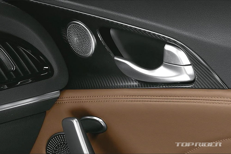 Trong khi đó, những chi tiết như ốp gương ngoại thất, cùm phanh và vành la-zăng 19 inch đều được sơn màu đen bóng. Bước vào bên trong Kia Stinger Tribute Edition, người lái sẽ bắt gặp nội thất bọc da màu nâu - đen tương phản. Trong đó, ghế thể thao và tapi cửa đều được bọc bằng chất liệu da Terracotta màu nâu.