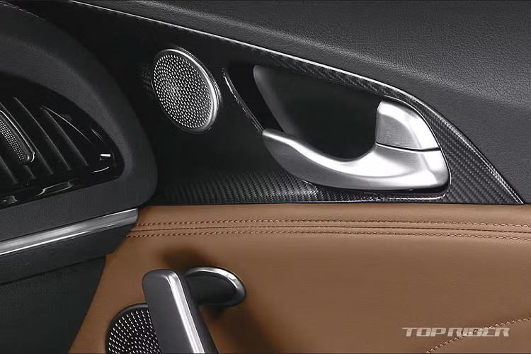 Trong khi đó, những chi tiết như ốp gương ngoại thất, cùm phanh và vành la-zăng 19 inch đều được sơn màu đen bóng. Bước vào bên trong Kia Stinger Tribute Edition, người lái sẽ bắt gặp nội thất bọc da màu nâu - đen tương phản. Trong đó, ghế thể thao và tapi cửa đều được bọc bằng chất liệu da Terracotta màu nâu.