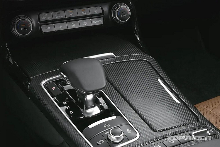 Bên ngoài, Kia Stinger Tribute Edition cũng có một số thay đổi về thiết kế so với bản thường. Có thể thấy điều đó thông qua màu sơn ngoại thất xám nhám Moonscape. Ngoài ra, xe còn có màu sơn xanh lá Ascot Green tương tự Kia Stinger GT thông thường.