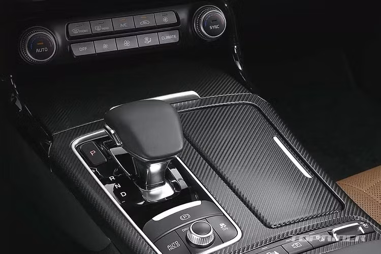 Bên ngoài, Kia Stinger Tribute Edition cũng có một số thay đổi về thiết kế so với bản thường. Có thể thấy điều đó thông qua màu sơn ngoại thất xám nhám Moonscape. Ngoài ra, xe còn có màu sơn xanh lá Ascot Green tương tự Kia Stinger GT thông thường.