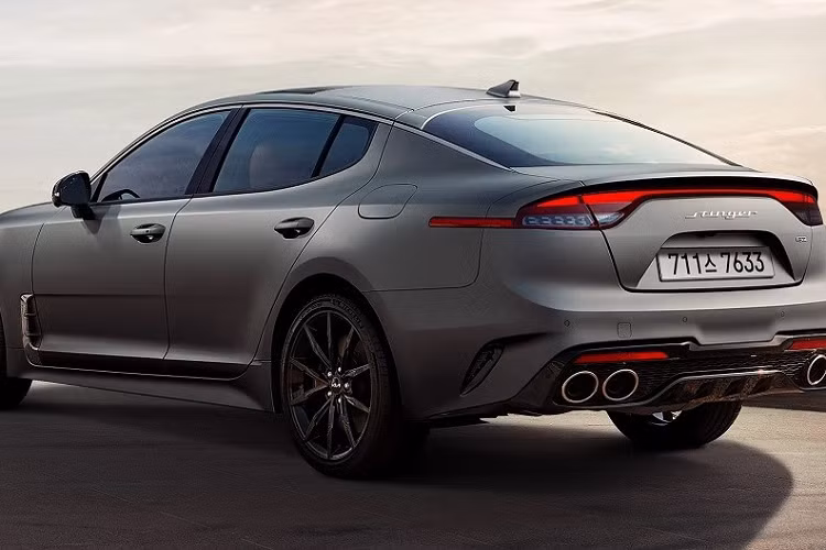 Với những ai muốn sở hữu một chiếc xe Kia nhanh và mạnh thì có thể chuyển sang mua ô tô điện EV6 GT. Mẫu ô tô điện này sở hữu công suất tối đa 576 mã lực và mô-men xoắn cực đại 740 Nm. Nhờ đó, xe có thể tăng tốc từ 0-96 km/h trong thời gian 3,4 giây. Giá bán của Kia EV6 GT AWD cao cấp nhất tại thị trường Mỹ là 62.695 USD.