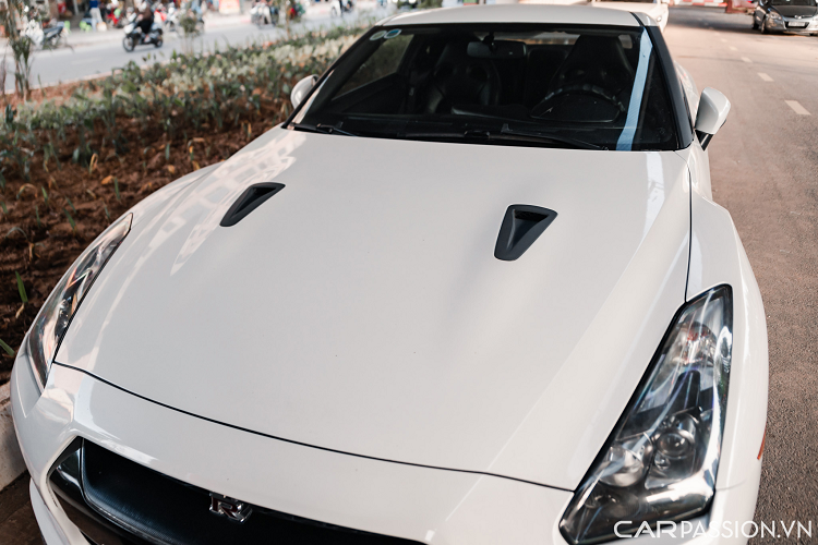 Thậm chí, dù chỉ là một chiếc xe thể thao, tuy nhiên GT-R còn được mang ra so sánh với nhiều siêu xe danh tiếng trên toàn thế giới. Nissan GT-R thường được gọi với những cái tên như "siêu xe đường phố" hay "siêu xe giá rẻ".