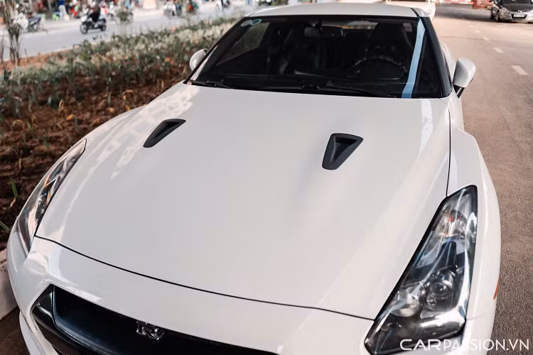 Thậm chí, dù chỉ là một chiếc xe thể thao, tuy nhiên GT-R còn được mang ra so sánh với nhiều siêu xe danh tiếng trên toàn thế giới. Nissan GT-R thường được gọi với những cái tên như "siêu xe đường phố" hay "siêu xe giá rẻ".